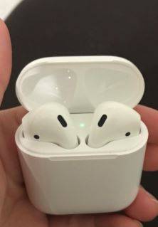 apple airpod with charging case